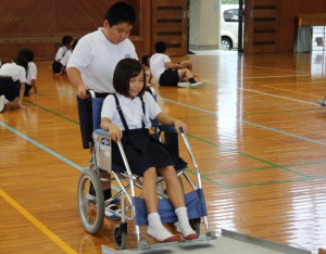 「福祉出前講座（車イス体験）を開催しました。」に関する画像