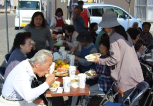 「交流イベントに笑顔の輪を広げる」に関する画像