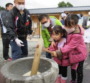 「当尾仮設団地で餅つきイベントを開催」に関する画像