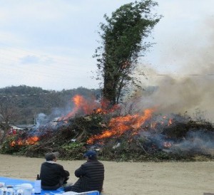 「御領仮設団地の住民が「どんどや」に参加」に関する画像