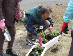 「曲野長谷川団地で「花植え」を開催」に関する画像