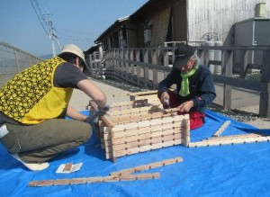 「小川仮設団地で家具作りワークショップを開催」に関する画像